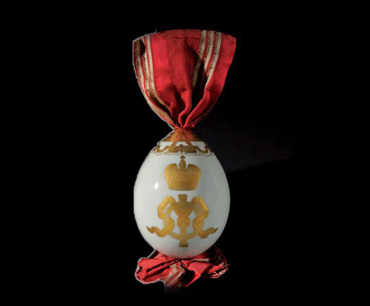 6 182 € Fin du XIXe siècle, manufacture impériale, œuf de Pâques en porcelaine au chiffre en or sous couronne de l’impératrice Maria Feodorovna, trave