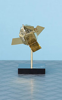 100 € Matra Marconi Space, maquette au 1/50 du satellite de relevés astronomiques Hipparcos, lancé par l’Agence spatiale européenne en 1989, métal dor