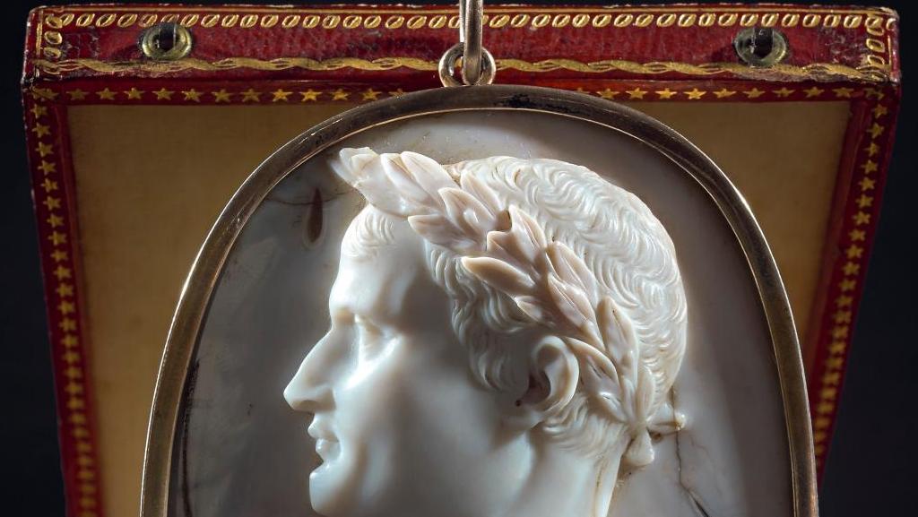 361 050 € Époque Empire. Camée ovale en agate blanche représentant l’empereur Napoléon Ier... Impérial, le camée !