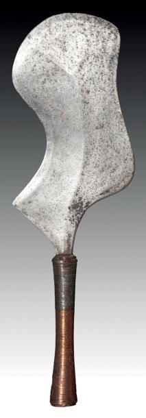 1 301 € République démocratique du Congo, couteau de travail discoïde asymétrique budu-mangbele, fer, bois, cuivre, métal, l. 32 cm. Drouot, 1er juin 
