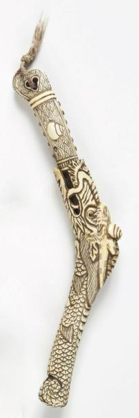 558 € Japon, époque Edo (1603-1868), couteau en corne de cerf à manche gravé de vagues et de coquillages, fourreau en forme de dragon, chacun formant 