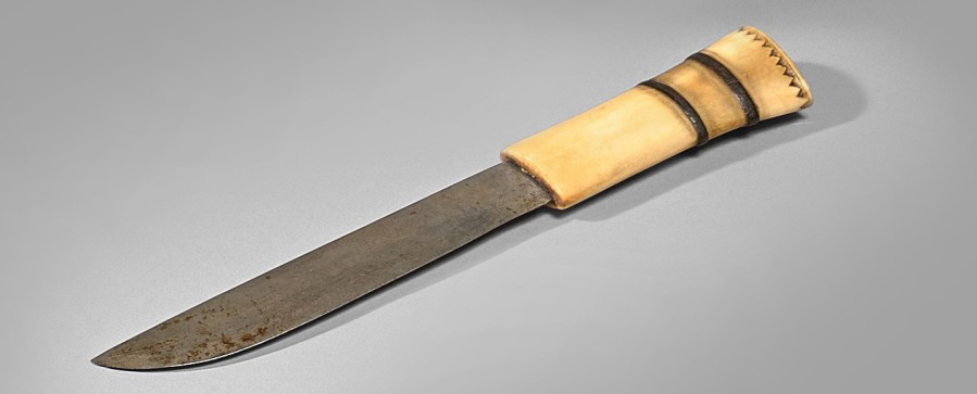 313 € Canada, vers 1900-1920, couteau inuit en fer, manche en andouiller à frise dentée et anneaux de cuir, l. 28,5 cm. Drouot, 12 décembre 2016. Eve 