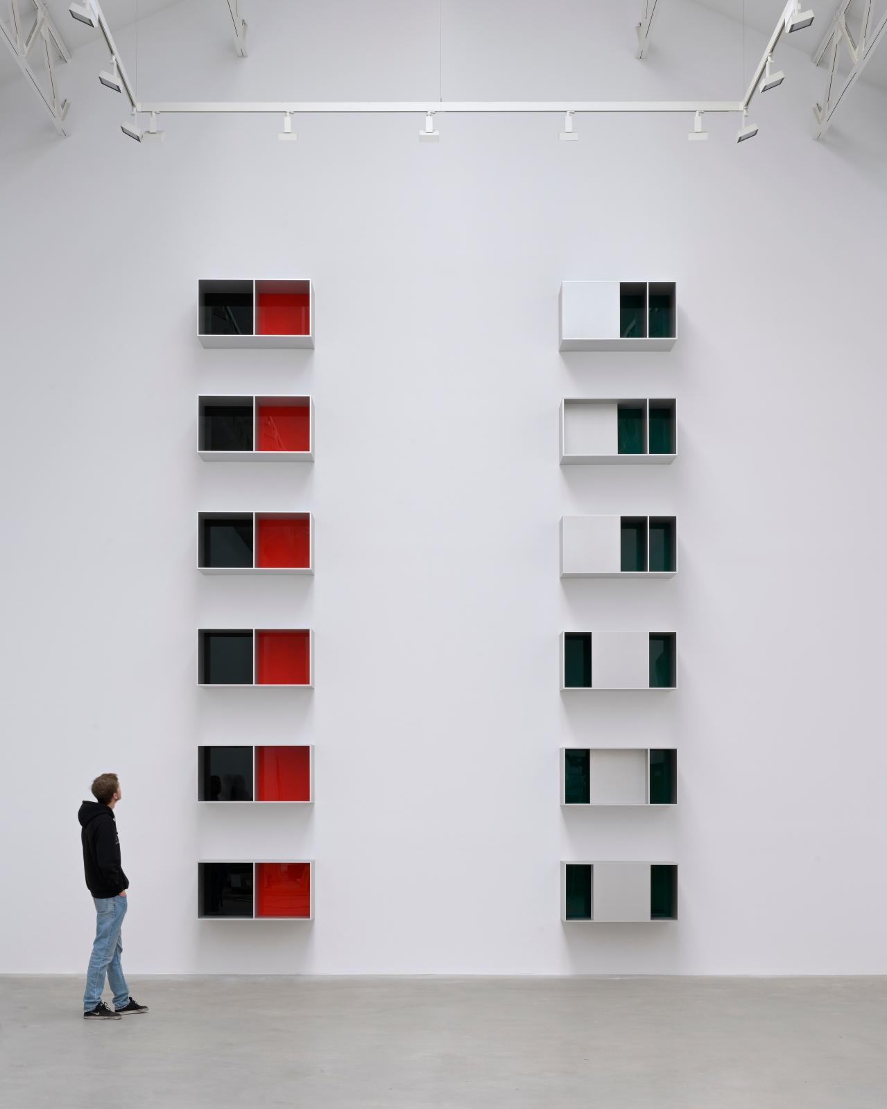 Donald Judd (1928-1994), Untitled, 1988, et Untitled, 1988, aluminium anodisé et Plexiglas. 