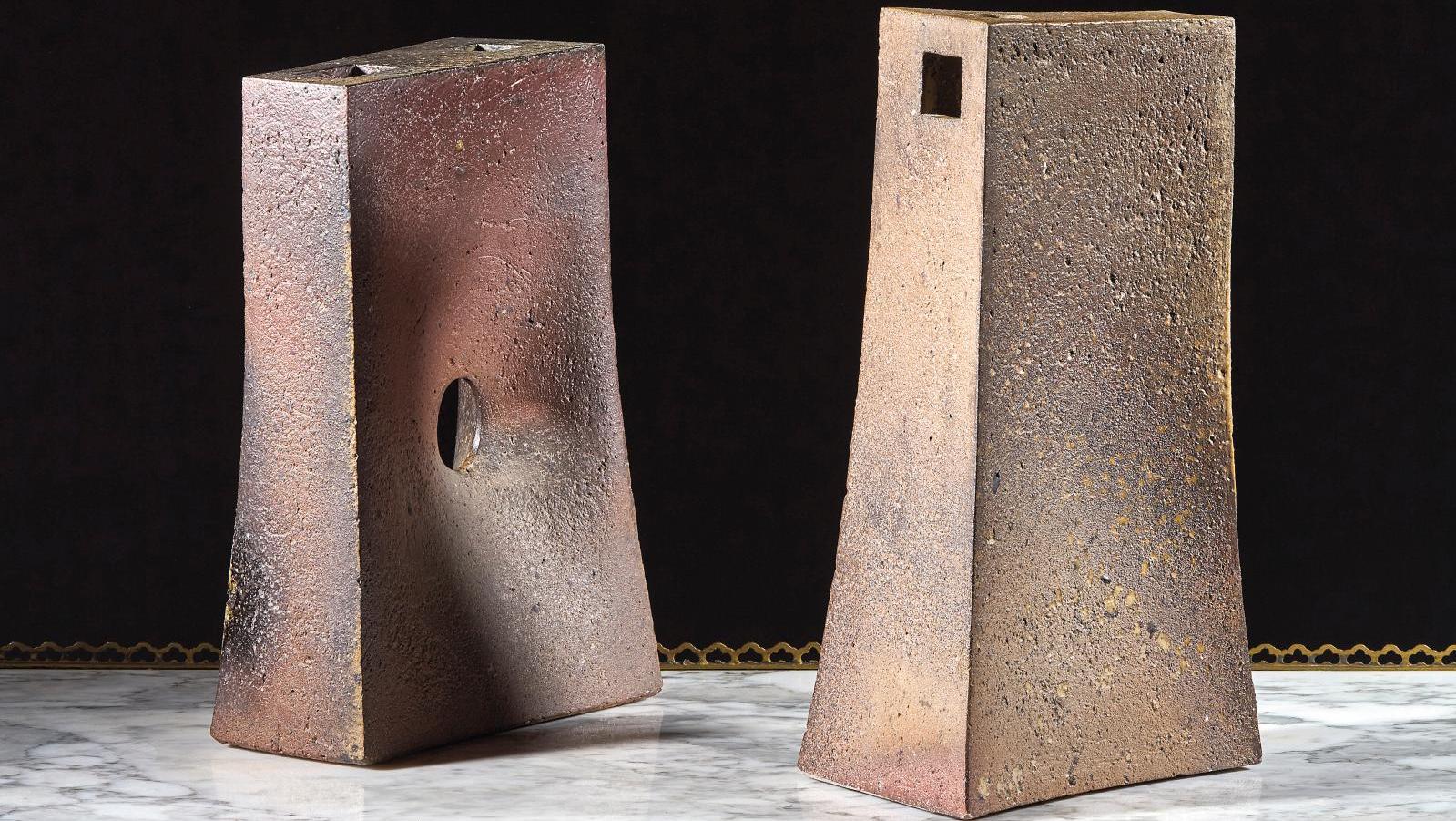 Robert Deblander (1924-2010), deux vases modernistes formant pendant, grès à couverte... Prix record pour le céramiste Robert Deblander