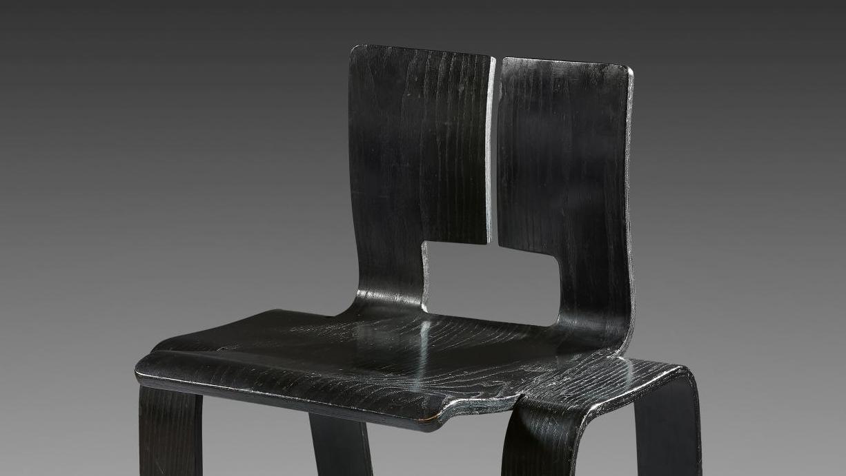 Charlotte Perriand (1903-1999), chaise modèle «Ombre» en contreplaqué cintré et teinté... De l’ombre à la lumière