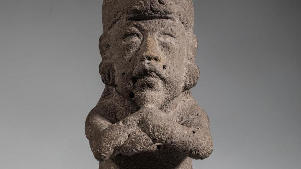 Mexique, culture Olmèque, 900-600 av. J.-C. Personnage assis avec coiffe en basalte... Un messager vers l’au-delà
