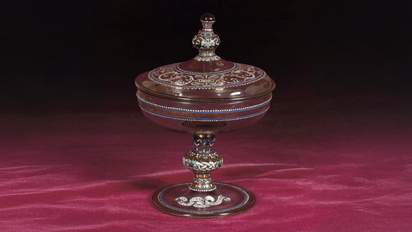 France, seconde moitié du XVIe siècle. Coupe couverte en verre émaillé et doré aux... Verrerie parlante de la Renaissance : une rarissime coupe du XVIe siècle
