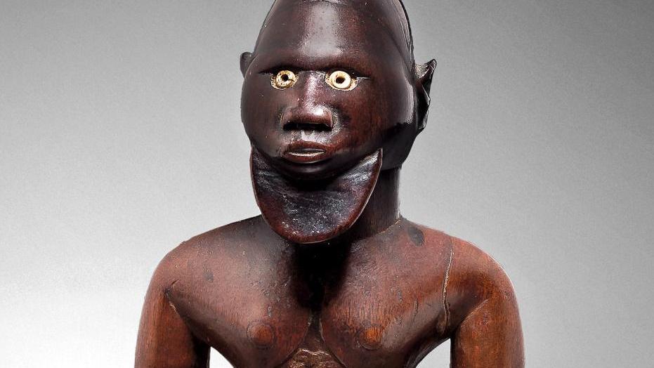 Bembe, République démocratique du Congo. Statuette d’ancêtre en bois et perles, h.... Collection Caput