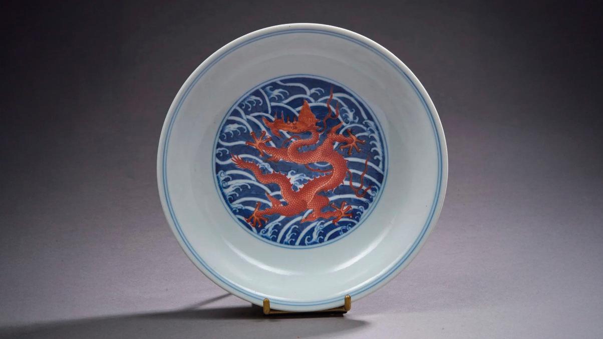 Chine, dynastie Qing, règne de Qianlong (1736-1795), Coupe sur talon court en porcelaine... Porcelaine de Chine sous Qianlong : le dragon volera deux fois