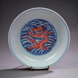 Porcelaine de Chine sous Qianlong : le dragon volera deux fois - En vente