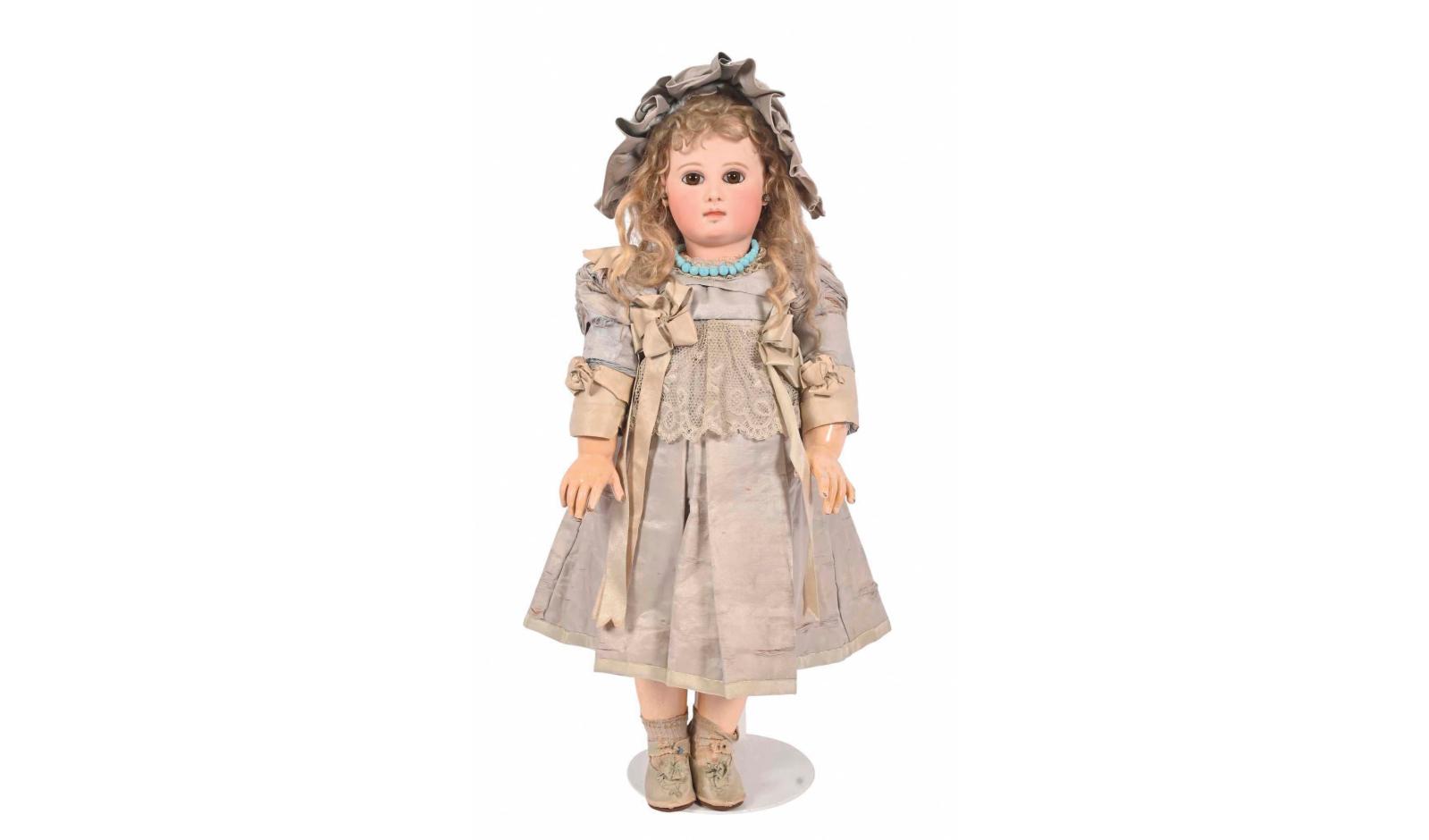Poupée tête porcelaine marquée 9/0 , fêle en façade - sur corps droit