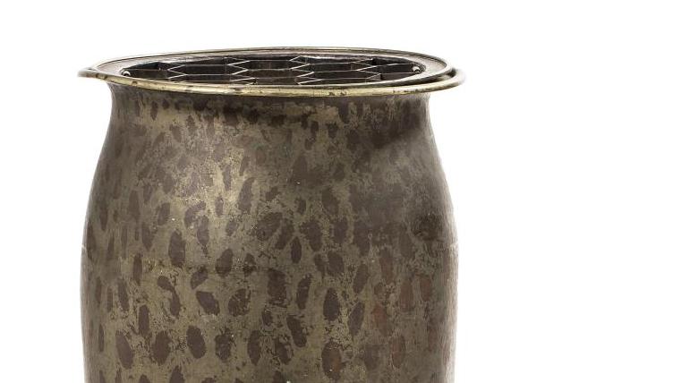 Jean Dunand (1877-1942), vase à corps tubulaire en dinanderie de cuivre à décor oxydé... Dunand en peau de cuivre