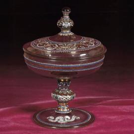 Record pour une coupe Renaissance en verre émaillé