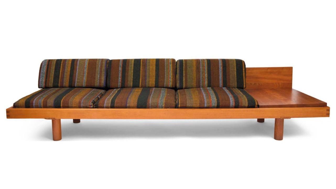 Pierre Chapo (1927-1987), banquette, châssis en orme massif, modèle L091 dit « à... Chapo en bois massif : une banquette iconique des années 1960