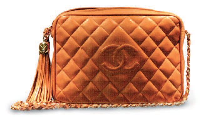 Chanel, sac à bandoulière constituée d’une chaînette en métal doré et lanières entrelacées, en veau jaune matelassé, monogramme au centre du sac.Paris