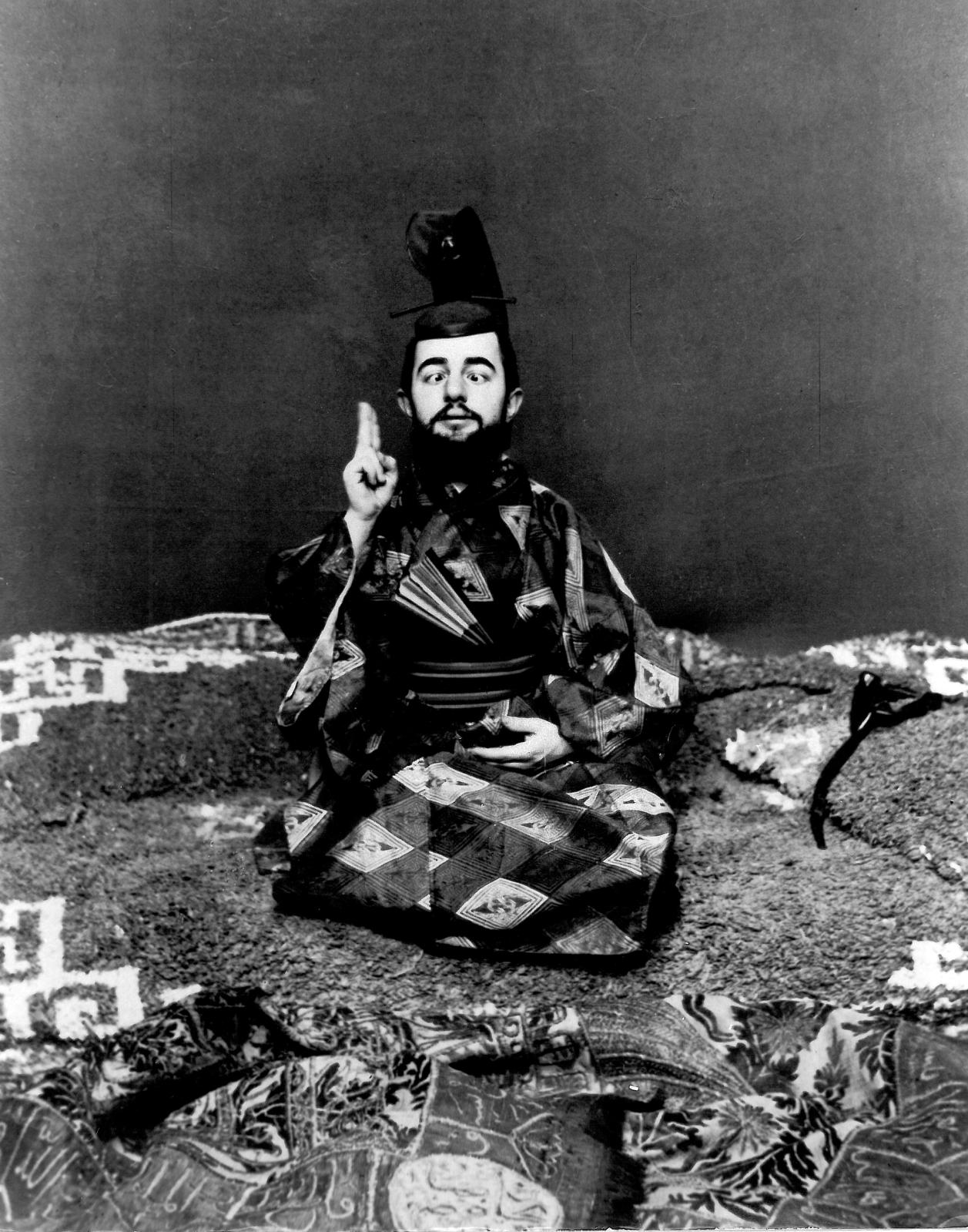 Maurice Guibert, Henri de Toulouse-Lautrec louchant, en habit japonais, vers 1892.