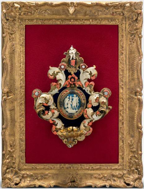 43 350 € Trapani, XVIIIe siècle. Bénitier  en laiton doré en forme de coquille, à décor en ivoire sculpté figurant le baptême du Christ, encadrement à