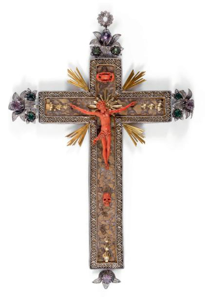 23 560 € Trapani, fin du XVIIe-début du XVIIIe siècle. Croix en jaspe dans une monture d’argent filigrané, rayons et volutes en vermeil, le Christ, l’