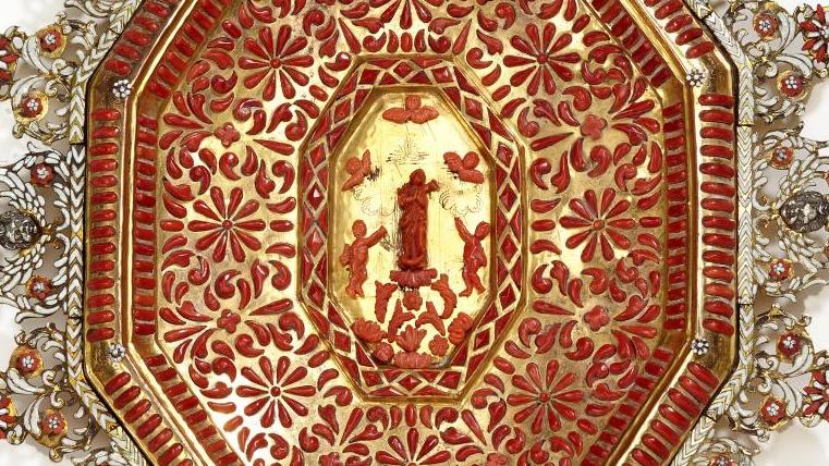 57 375 € Trapani, fin du XVIIe-début du XVIIIe siècle. Plaque en cuivre doré, bronze... Cote : rouge corail