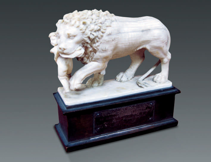Le Lion de Florence, statuette en ivoire de Dieppe du XIXe siècle, préemption en faveur du musée de Dieppe. Roanne, 12 décembre 2009.Roanne Enchères S