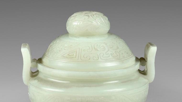 Chine, XIXe siècle Brûle-parfum tripode en néphrite, incisé d’une frise de masques... Art classique chinois et modernité