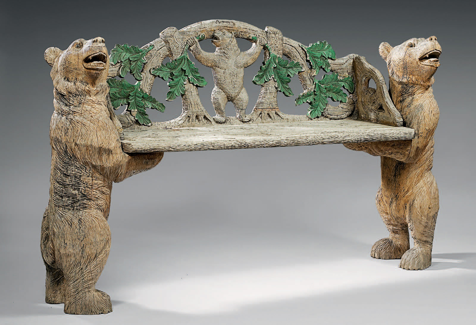Banc en bois sculpté dans un tronc, les pieds supportés par deux ours sculptés, 96 x 152 x 60 cm.Paris, 3 octobre 2005,Fraysse & Associés.3 600 €