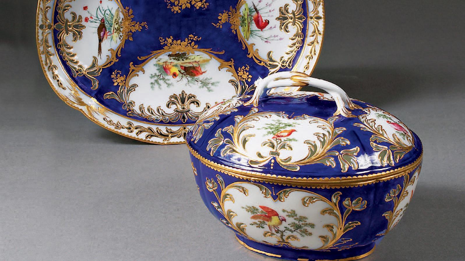 Marronnière et son plateau en pâte tendre de Sèvres à fond bleu lapis,décor d’Armand... La porcelaine de France hausse le ton 