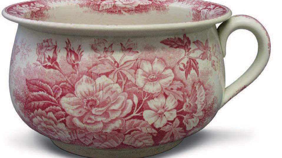 Vase de nuit en faïence fine blanche à décor floral à la vignette camaïeu rose, Onnaing,... Ça ne manque pas de pots ! 