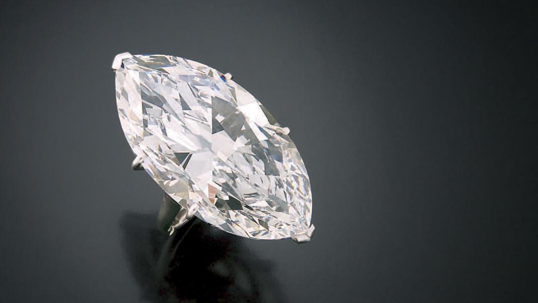 Bague en platine sertie d’un diamant marquise facetté, 43,82 ct, F, VVS2. Écrin Simone... Les bijoux, un marché à facettes 