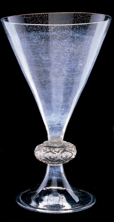 Rare verre biconique, pied dit en trompette relié par un bouton sphérique soufflé dans un moule géométrique, puis doré. France, façon Venise, XVIe siè