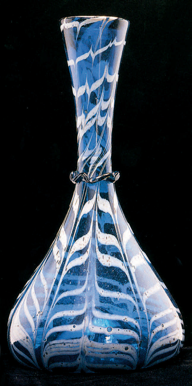 Grande bouteille piriforme à long col et cul rentrant en verre bleu canard, Nevers, XVIIe siècle, H. 36 cm.Paris, De Ricqlès, 23/6/200019 800 €