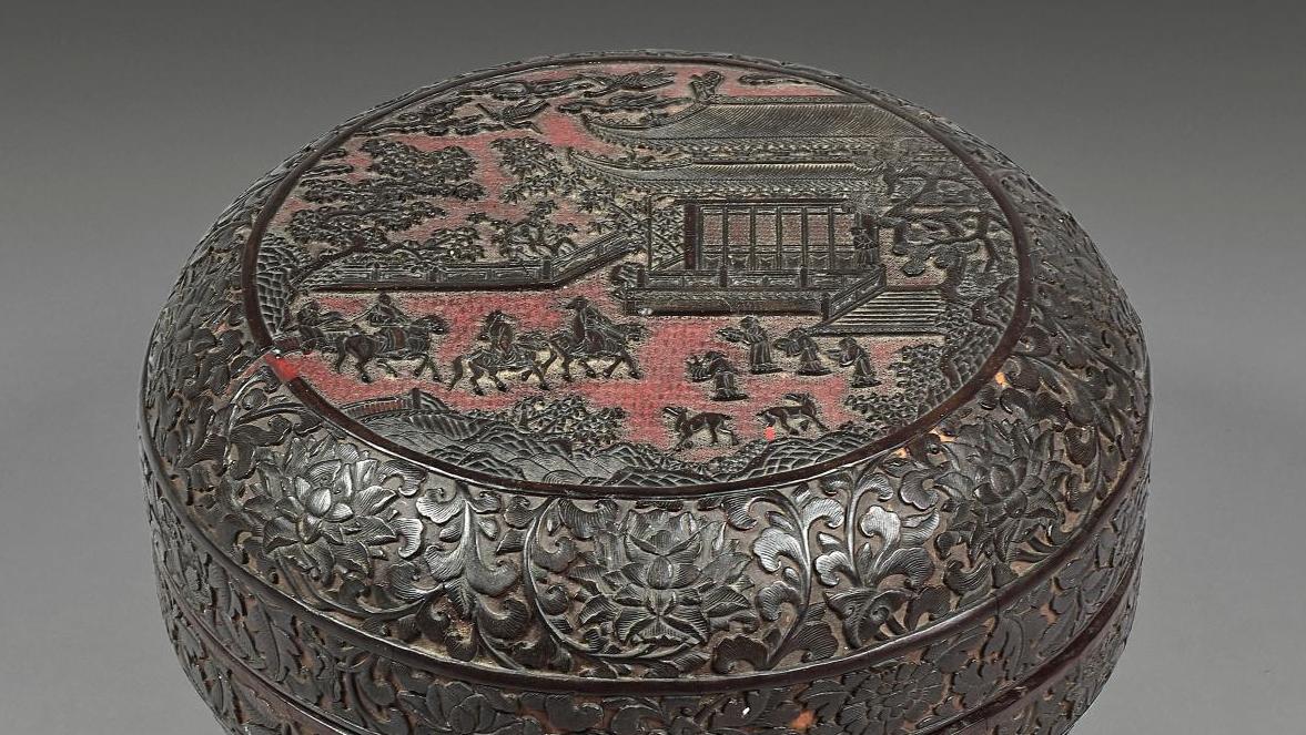 Chine, époque Hongzhi (1488-1505), boîte de forme ronde en laque noire sculptée sur... Scène de palais sur une laque Hongzhi