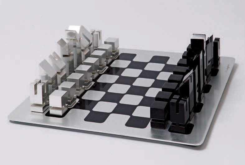 Jeu d’échecs avec plateau et pions en aluminium par Walter & Moretto, 45 x 45 cm, vers 1970.Paris, Drouot, 4 décembre 2007.Kapandji-Morhange SVV. M. R