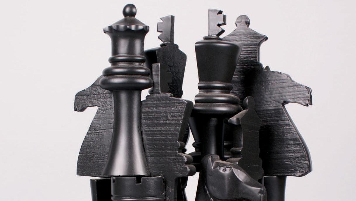 Arman, jeu d’échecs découpé en résine, 44 x 33 x 30 cm.Versailles, Hôtel des ventes... Les échecs, jeu des rois et roi des jeux 
