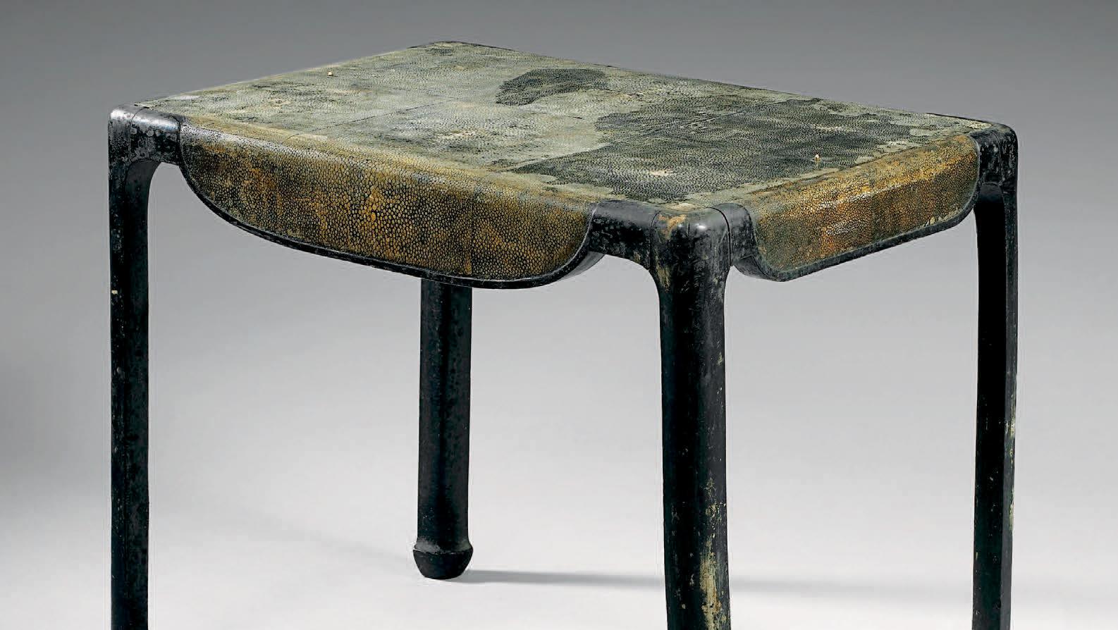 Marcel Coard, table basse en bois peint en noir à plateau rectangulairefaçon draperie... Les folles années du galuchat 