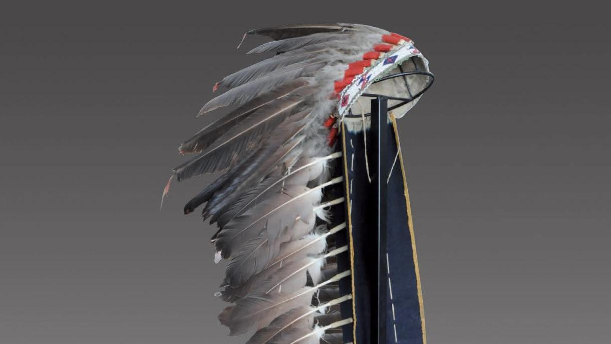Coiffe d’apparat, «Lakota style flaring bonnet», vers 1889-1898, morceaux de peaux... Guerre et paix dans les Grandes Plaines : l'art des Indiens