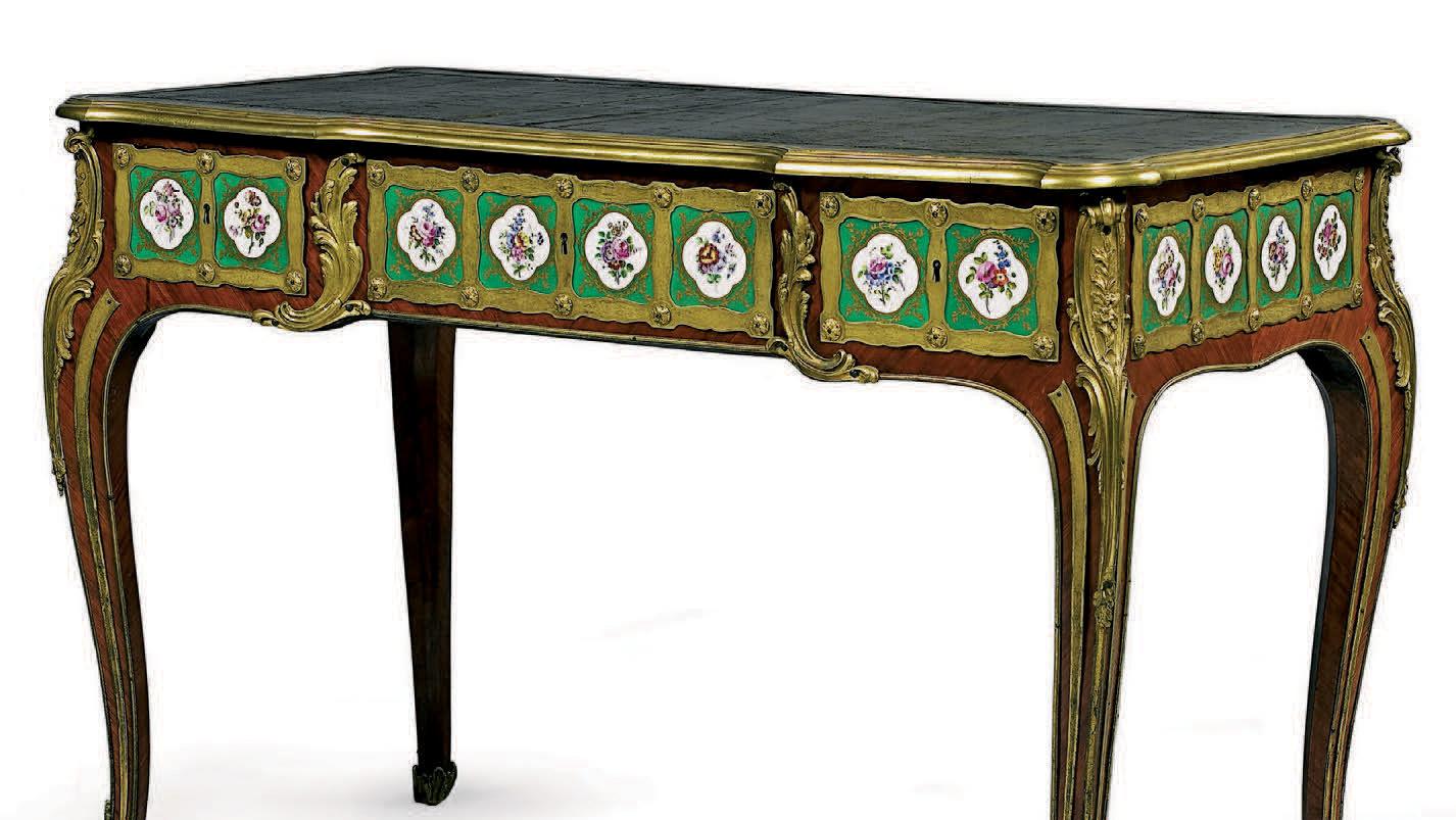 Bureau plat en placage de bois de rose, amarante, porcelaine de Sèvres, bronze doré,... Quand le bureau plat fait le grand écart ! 
