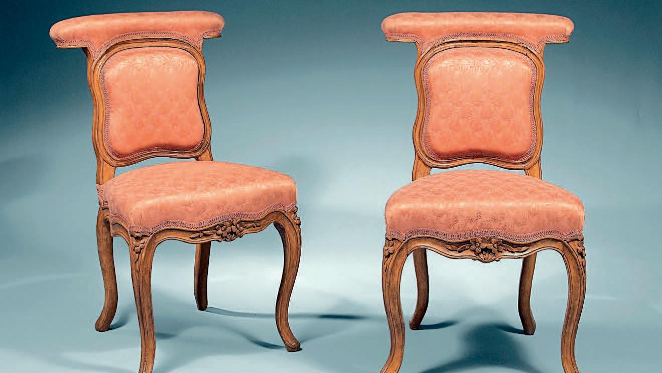 Paire de chaises voyeuses en hêtre mouluré et sculpté, estampille de Burgat, époque... Voyeuse ou ponteuse ? 