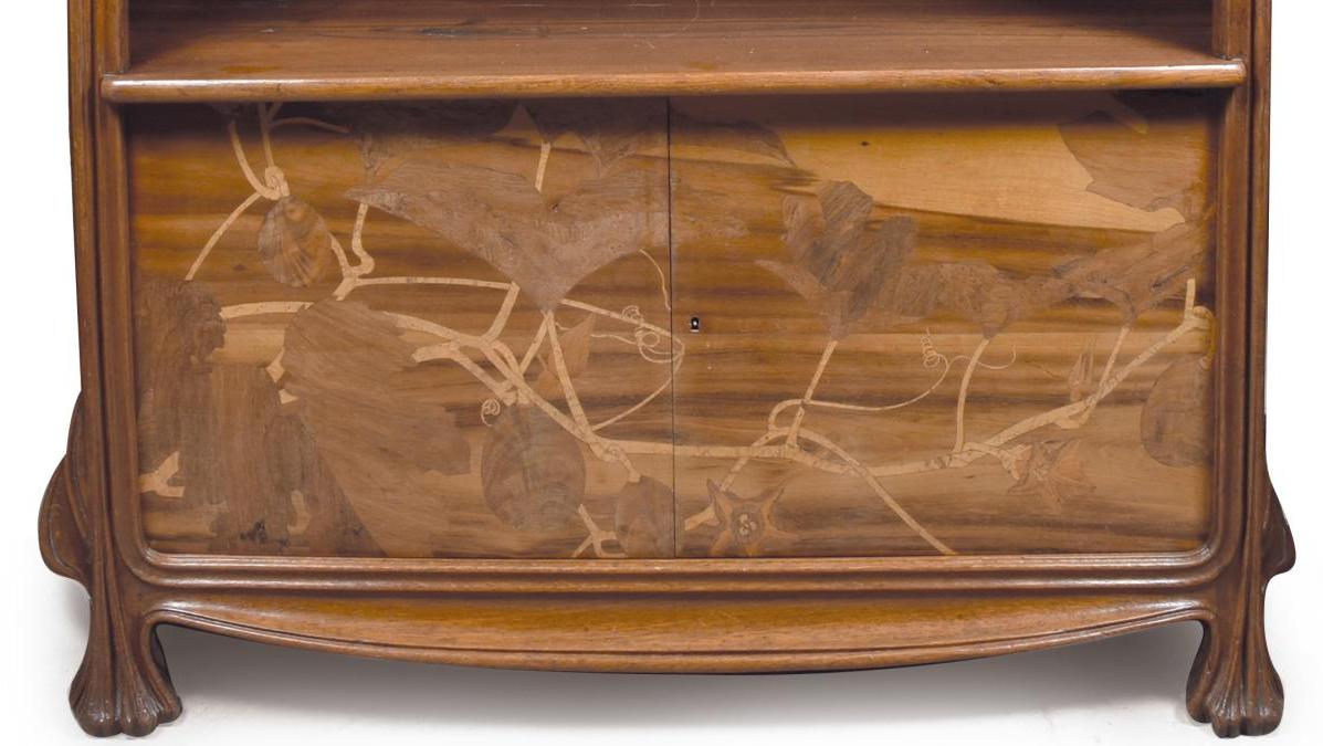Louis Majorelle (1859-1926), mobilier de salle à manger art nouveau en bois naturel... Une desserte au décor estival