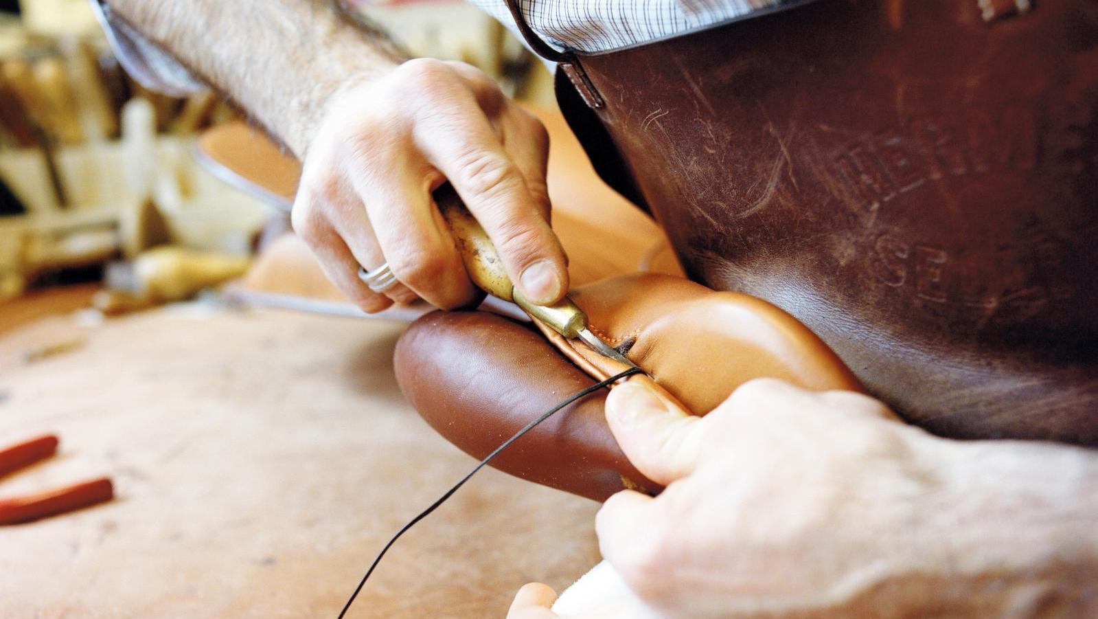 Travail de la selle à l’atelier Hermès, 24, rue du Faubourg-Saint-Honoré à Paris.... Sellier-harnacheur, un métier à fleur de peau