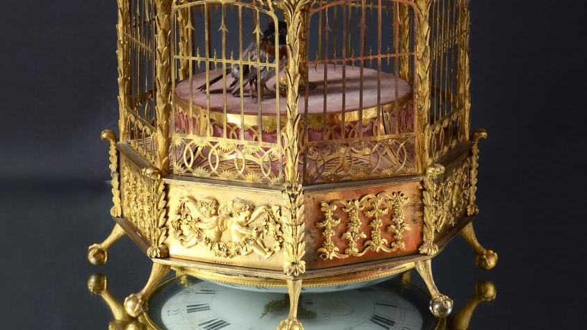 64 995 € Horloge cage en bronze ciselé et doré à oiseaux chanteurs, fin XVIIIe-début... Cote : ouvrez la cage aux oiseaux...