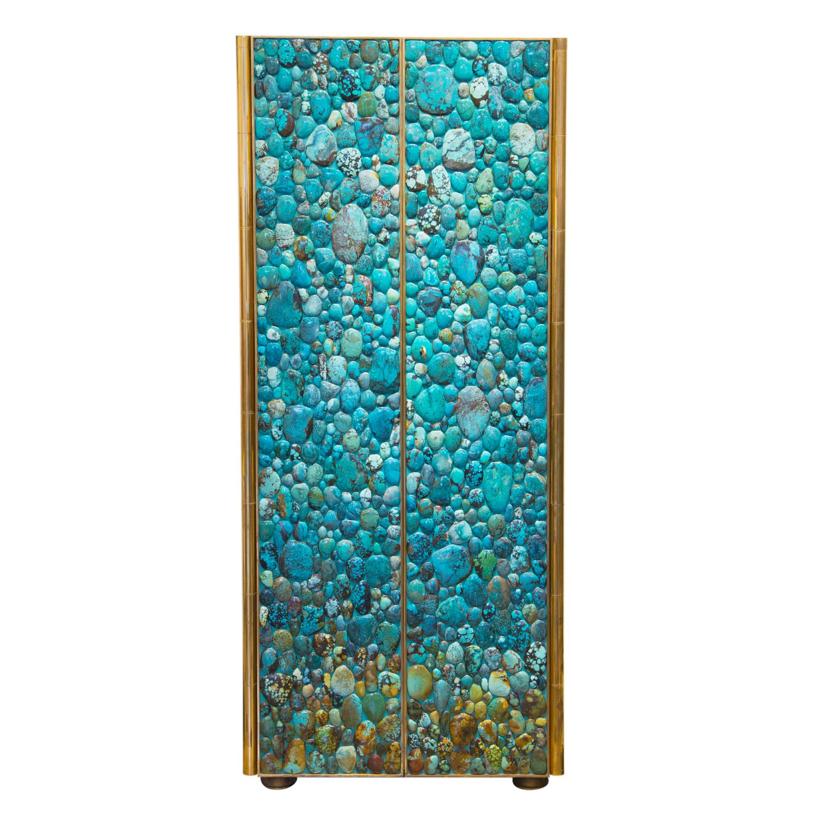 Kam Tin, France, 2014, cabinet Turquoise, structure en bois recouverte de cabochons de turquoise, piétement et finitions en laiton, 161 x 67 x 50 cm. 