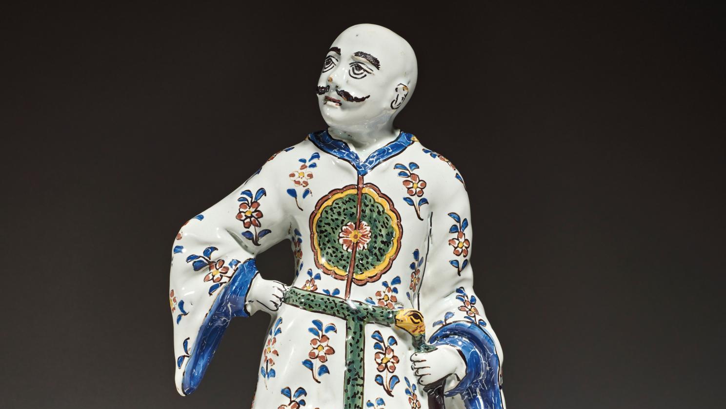 Lille, vers 1750. Figure en faïence représentant un Chinois vêtu d’une robe et d’une... Christophe Perlès, des pièces de choix