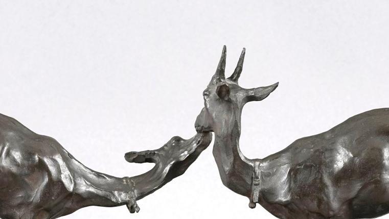 Rembrandt Bugatti (1885-1916), Deux antilopes apprivoisées, bronze à patine brune... L’amour des animaux