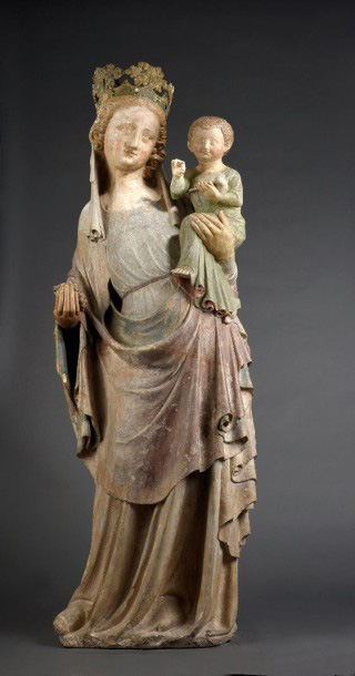 225 000 €Vierge à l’Enfant, Ile-de-France, vers 1320, pierre calcaire sculptée en ronde bosse et en partie polychrome, incrustations de verre de coule