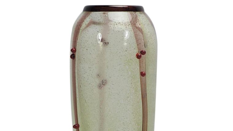 Daum Nancy, vase aux baies en verre bullé, applications à chaud, h. 42,5 cm. Adjugé :... Des harmonies de Daum, à l’opulence de Beneman