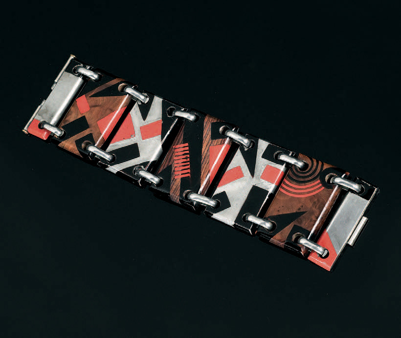  Jean Dunand, bracelet-manchette à six plaques, métal argenté, palissandre, laque rouge et noir, vers 1925, 17 x 4,5 cm.Paris, Espace Tajan, 17 mars 2