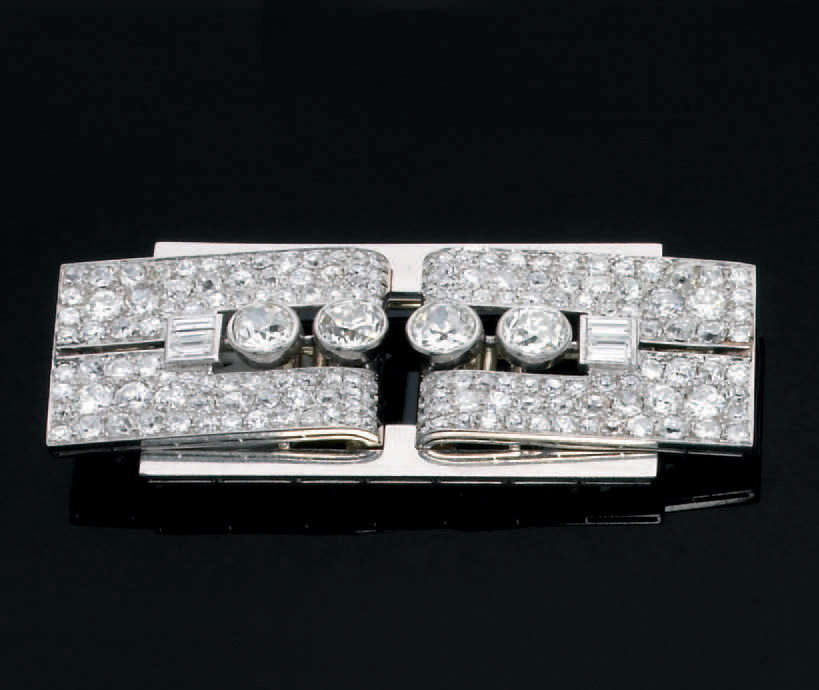Attribuée à Justin Dusausoy, broche à double clip, platine, or et diamants, vers 1930, l. 6,3 cm, poids 33 g.Paris - Drouot, 26 mars 2008. Beaussant -