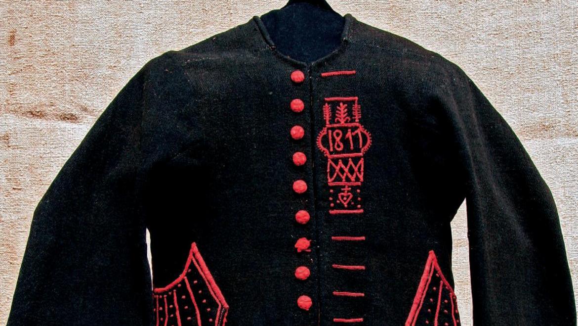 Pourpoint appelé «porpant», drap de laine noir, brodé en fils de laine rouge, Noyal-Pontivy,... Les costumes bretons