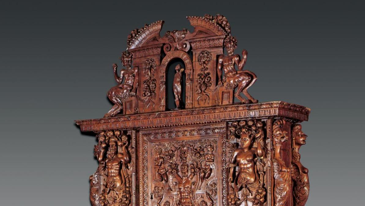 Attribué à Hugues Sambin (vers 1520-1601), meuble deux corps en noyer sculpté, 265... Hugues Sambin menuisier dijonnais